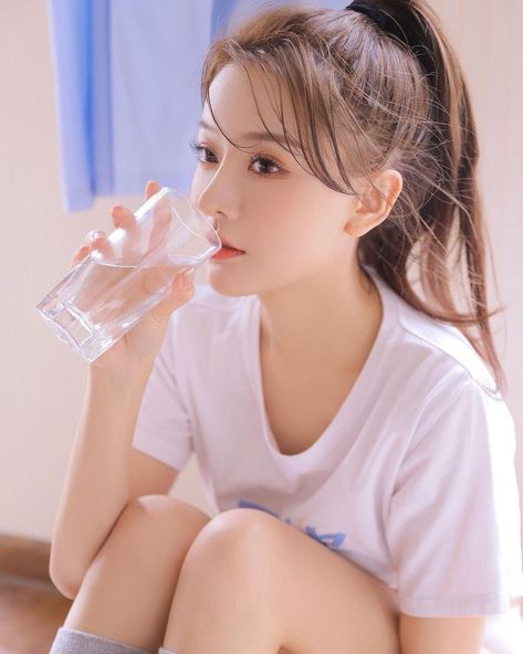 美女扒开超粉嫩的尿口动态图片